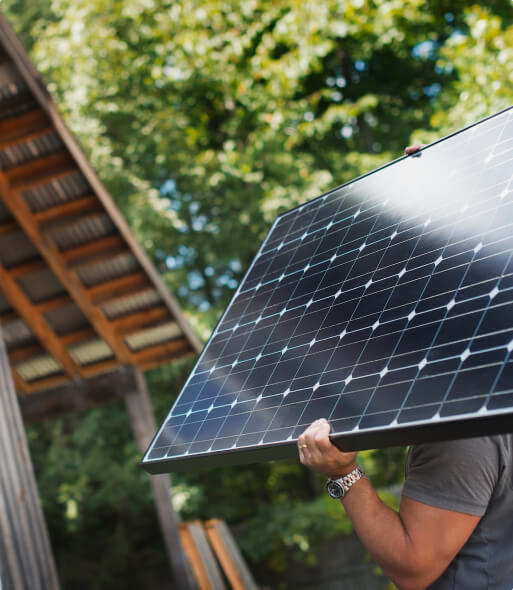 Mężczyzna niesie panele solarne